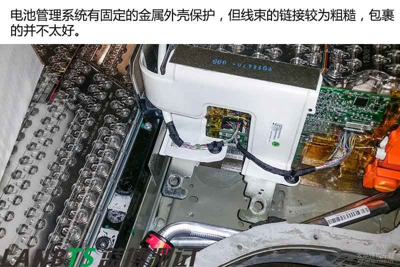 特斯拉电池板拆解：7000多节18650电池 密密麻麻